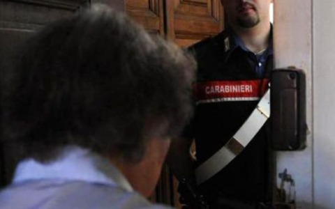 Ladri svaligiano una casa e si spacciano per carabinieri per fuggire