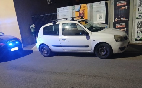 Aggressione e insulti durante affissione di manifesti sul referendum a Cornate d’Adda