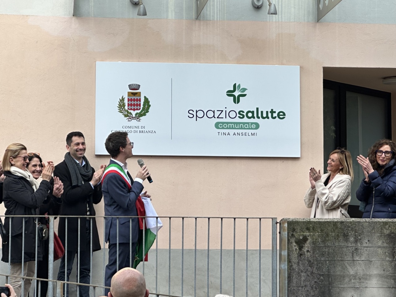 Cerimonia di inaugurazione per lo Spazio Salute e la panchina gialla a Cavenago