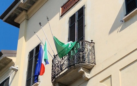 Concorezzo onora Umberto Bossi con bandiere a mezz’asta