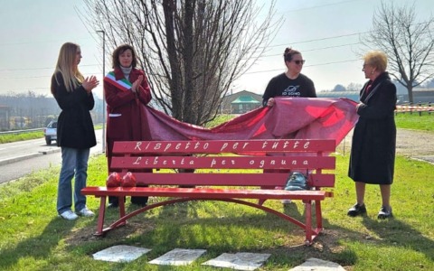 Due panchine rosse per ricordare e responsabilizzare: un gesto contro il femminicidio