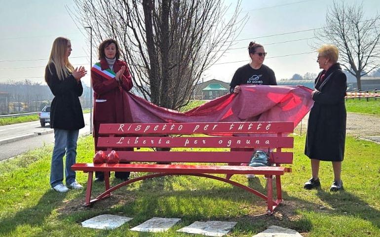 Due panchine rosse per ricordare e responsabilizzare: un gesto contro il femminicidio