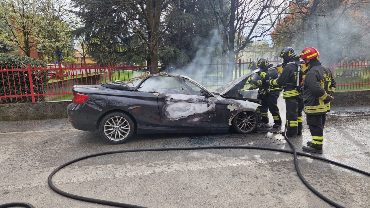Fiamme avvolgono una Bmw ad Arcore, pronti i soccorsi
