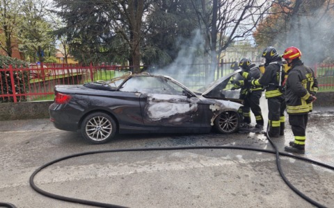 Fiamme avvolgono una Bmw ad Arcore, pronti i soccorsi