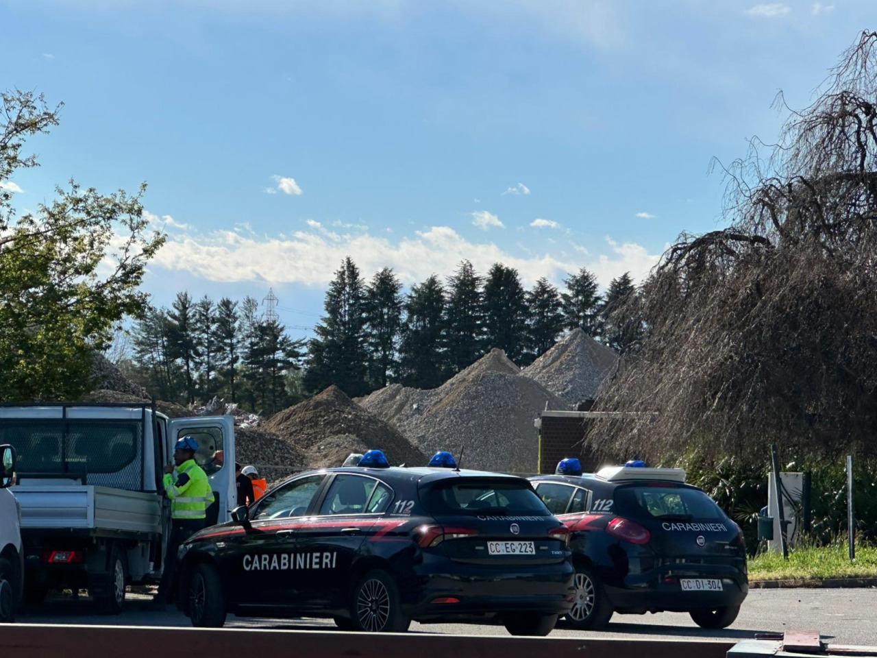 Fiamme nel comparto ex Ibm: fumo sulla Tangenziale Est