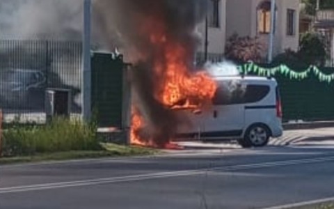Furgone in fiamme a Lesmo, traffico bloccato sulla Provinciale