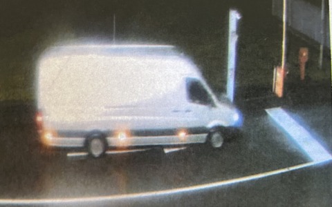 Furgone investe un motociclista e scappa: denunciato il pirata della strada