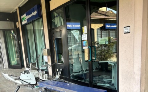 Furto con esplosione al bancomat a Concorezzo