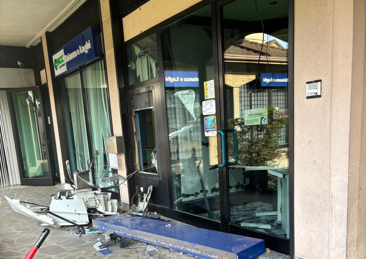 Furto con esplosione al bancomat a Concorezzo