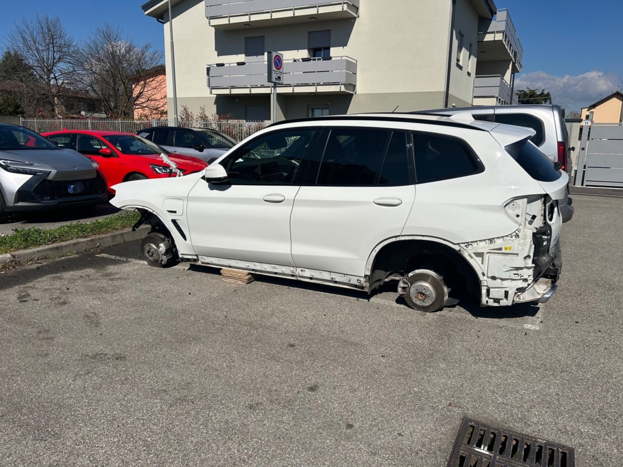 Furto organizzato a Villasanta: spente le luci e cannibalizzata un’auto