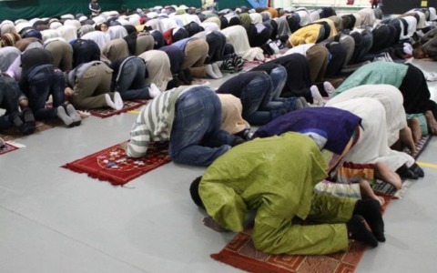 Gita scolastica alla moschea di Mezzago, critiche da sindaco e Lega