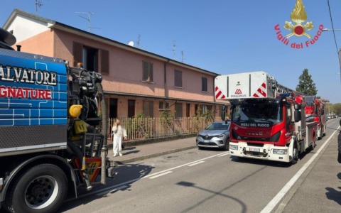 Incendio in un appartamento, fiamme domate da addetti agli spurghi
