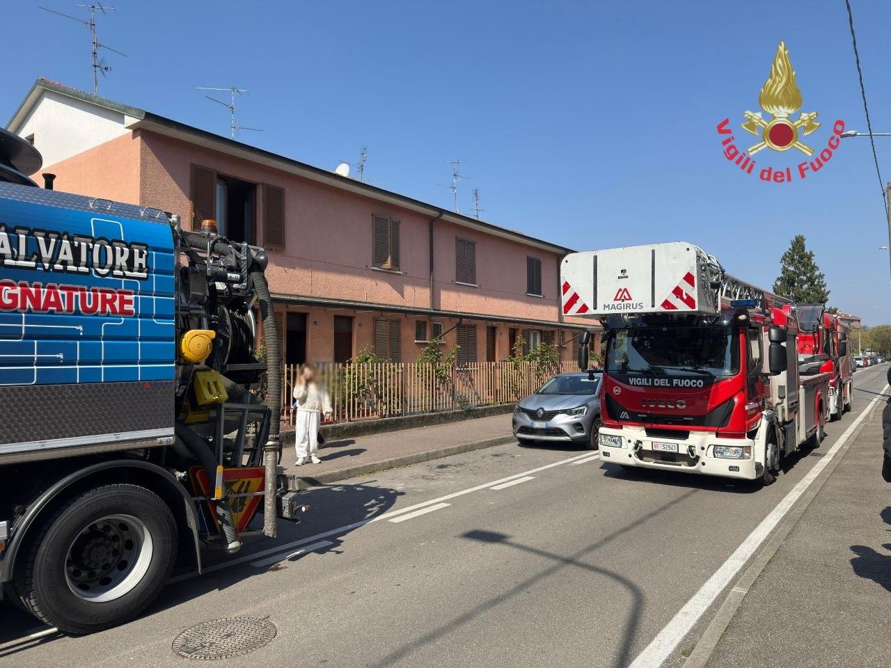 Incendio in un appartamento, fiamme domate da addetti agli spurghi