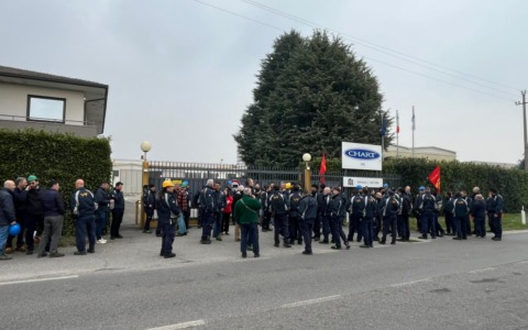 Proteste per licenziamenti alla Chart VRV di Ornago