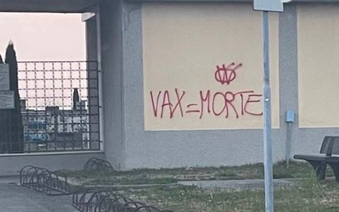 Scritte no vax imbrattano il cimitero