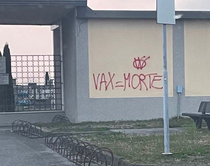 Scritte no vax imbrattano il cimitero