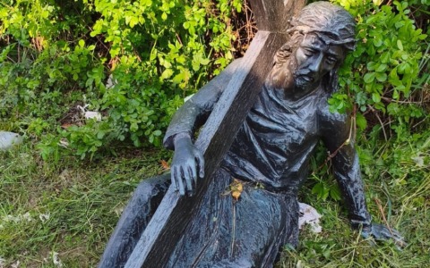 Agenti trovano una statua funeraria rubata al cimitero di Burago di Molgora