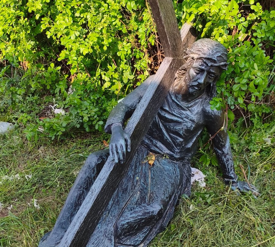 Agenti trovano una statua funeraria rubata al cimitero di Burago di Molgora