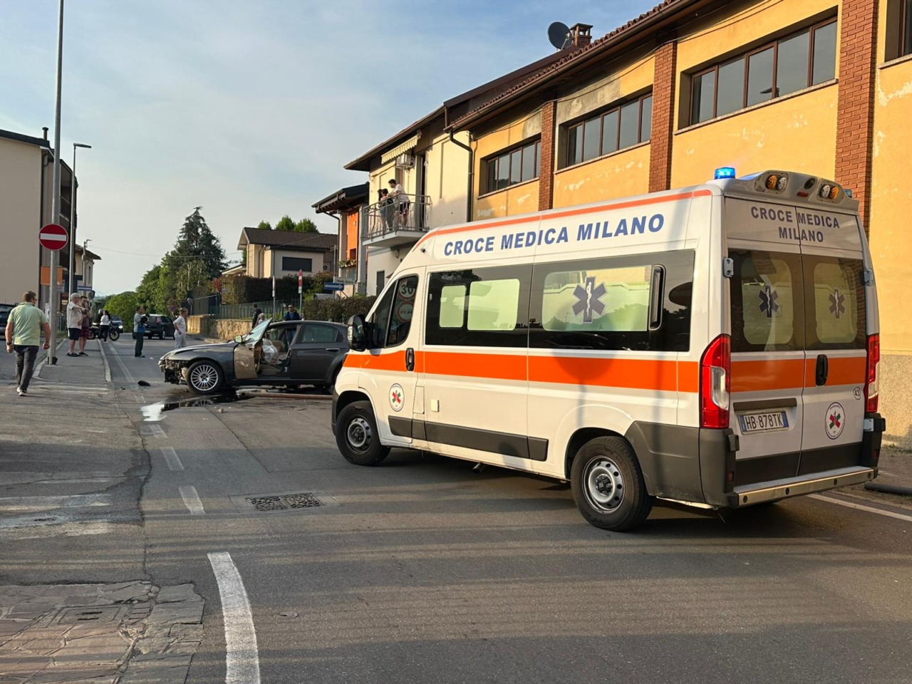 Auto fuori controllo travolge marciapiede, sfiorata la tragedia a Lesmo