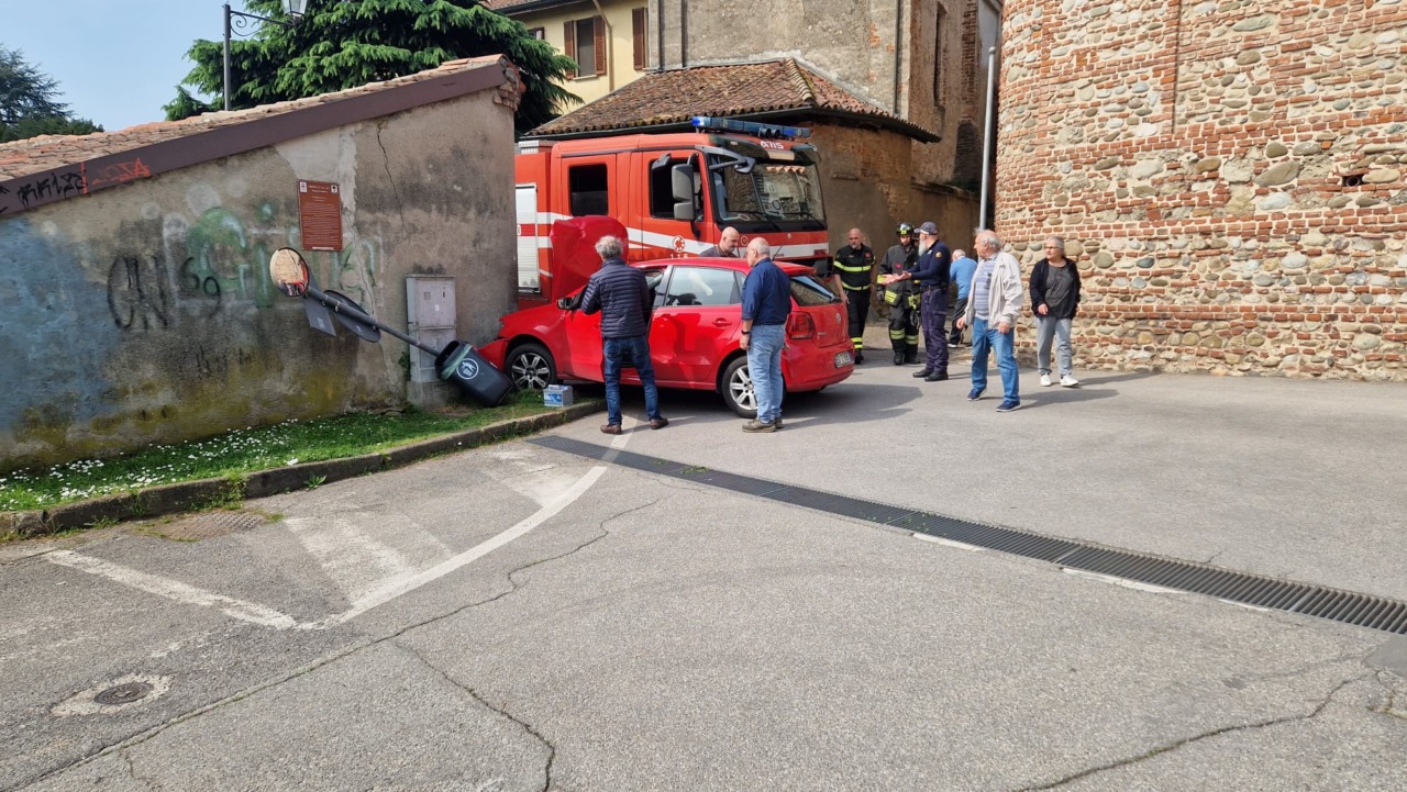 Auto perde il controllo, investe un pedone e si schianta contro un muro