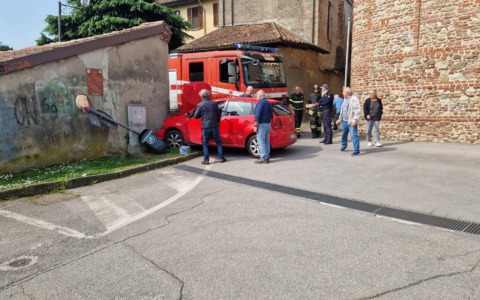 Auto perde il controllo, investe un pedone e si schianta contro un muro