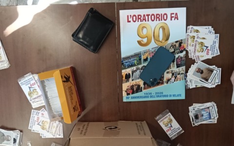 “Celo manca, celo manca”: l’oratorio di Velate celebra i volontari con un album di figurine