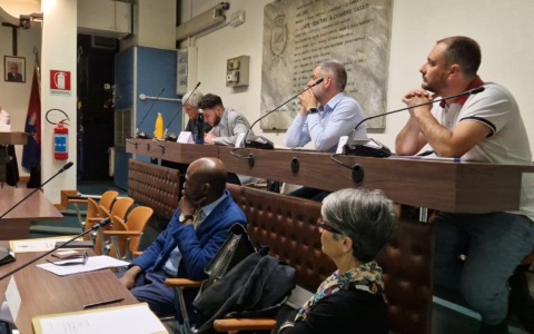 “Chi ha firmato la sfiducia deve assumersi le responsabilità”