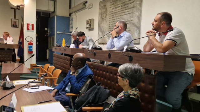 “Chi ha firmato la sfiducia deve assumersi le responsabilità”