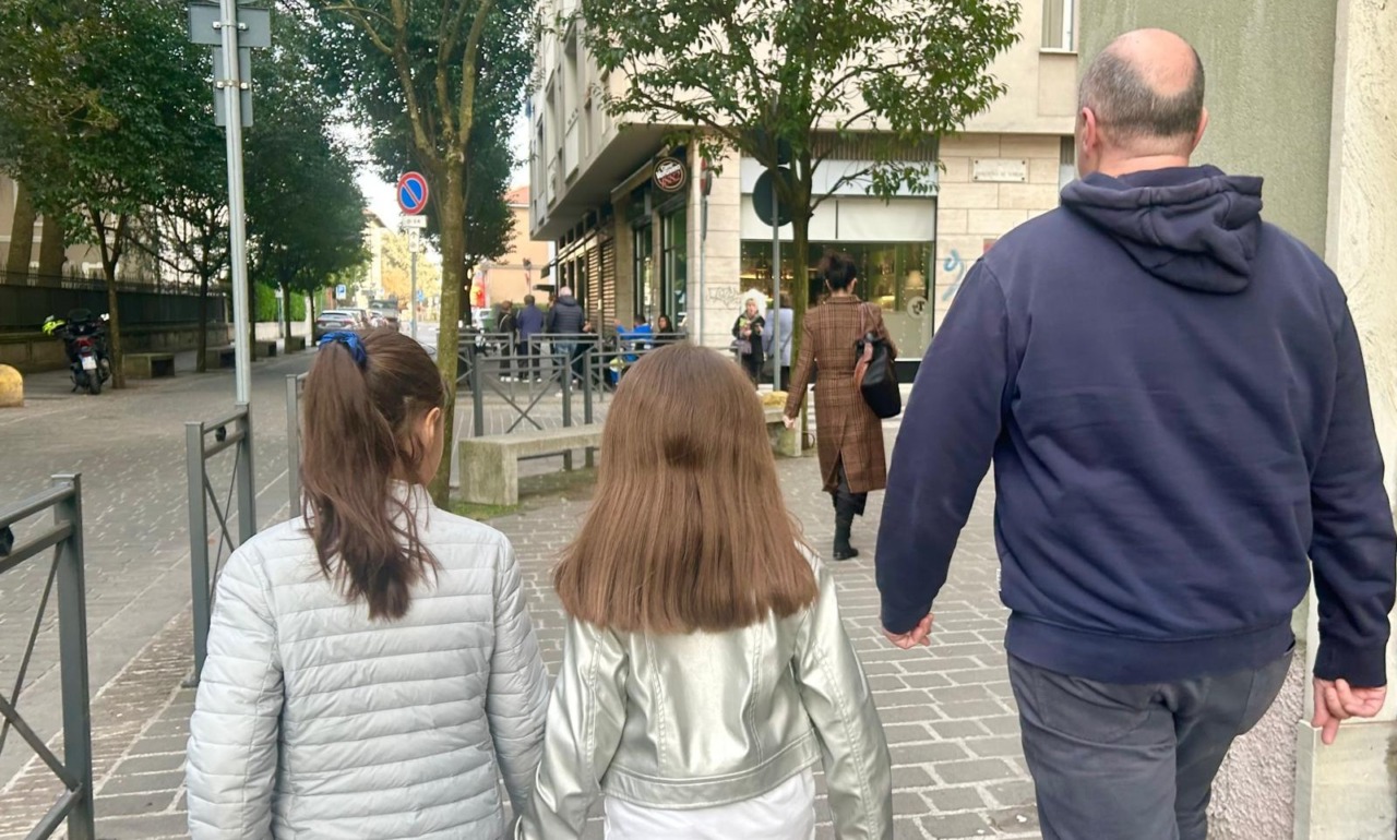Due bambine puliscono la fontana e chiedono un compenso al sindaco, che offre merenda