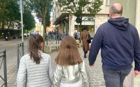 Due bambine puliscono la fontana e chiedono un compenso al sindaco, che offre merenda