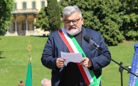 Il dilemma di Bono e l’appello ai “responsabili”: chi ci guadagna davvero?