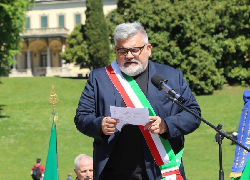 Il dilemma di Bono e l’appello ai “responsabili”: chi ci guadagna davvero?