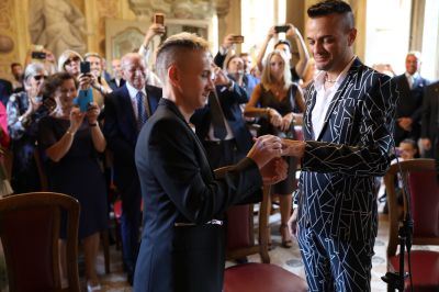 Insulti omofobi: il giudice assolve l’imputato nonostante la confessione