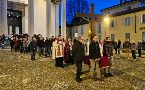 La Via Crucis all’alba risveglia Concorezzo nel Sabato Santo