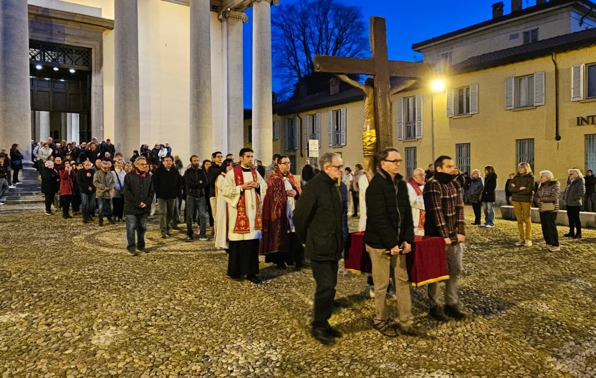 La Via Crucis all’alba risveglia Concorezzo nel Sabato Santo