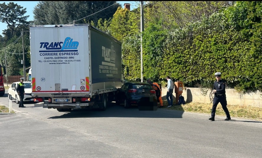 Lesmo, scontro tra un’auto e un tir in via Ratti: intervengono i Vigili del Fuoco