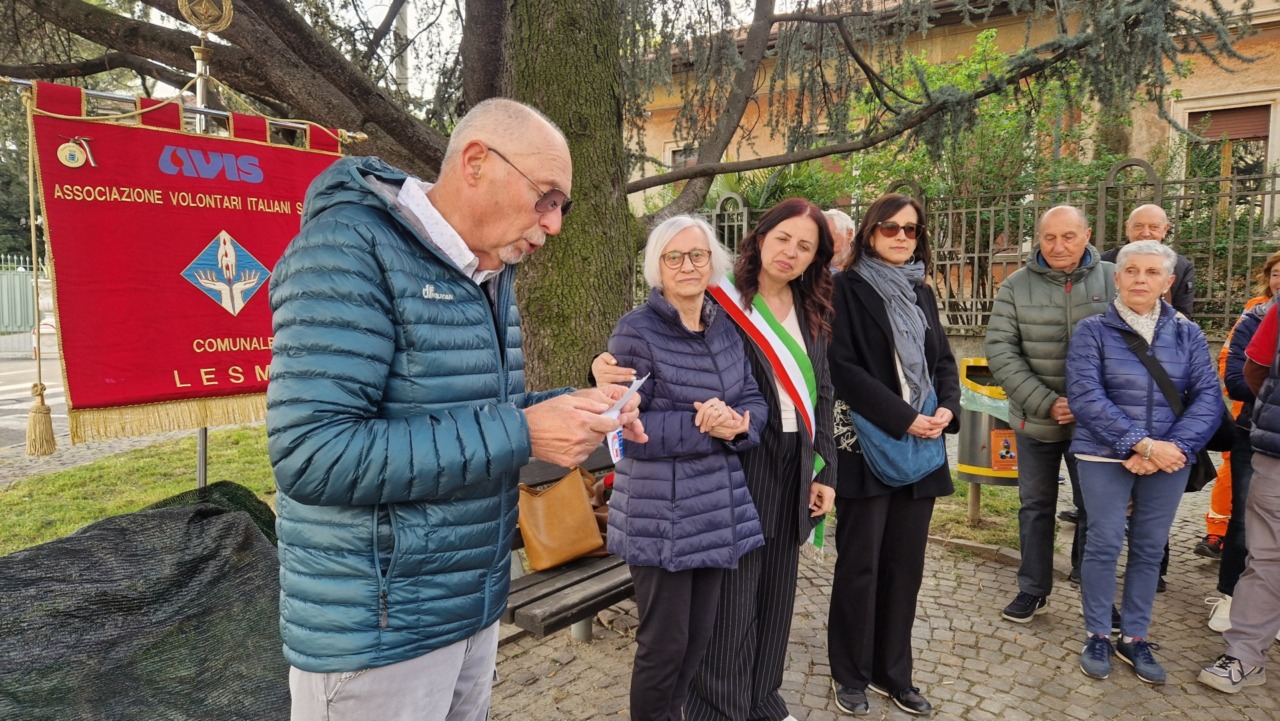 Lesmo, una panchina in memoria di Silvano: 25 anni di volontariato con Avis