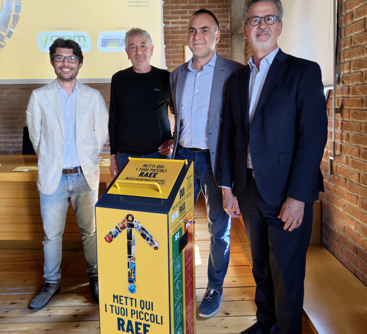 Raccolta di piccoli rifiuti elettronici negli istituti scolastici