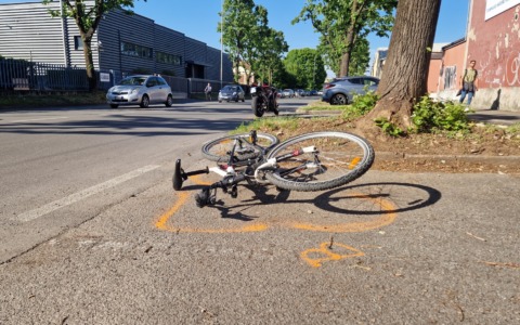 Scontro in via Belvedere: ciclista 27enne investito da moto, è in ospedale