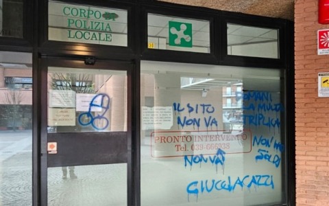 Scritte offensive contro la Polizia locale: vandalizzata la sede di Vimercate