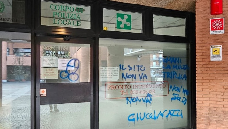 Scritte offensive contro la Polizia locale: vandalizzata la sede di Vimercate