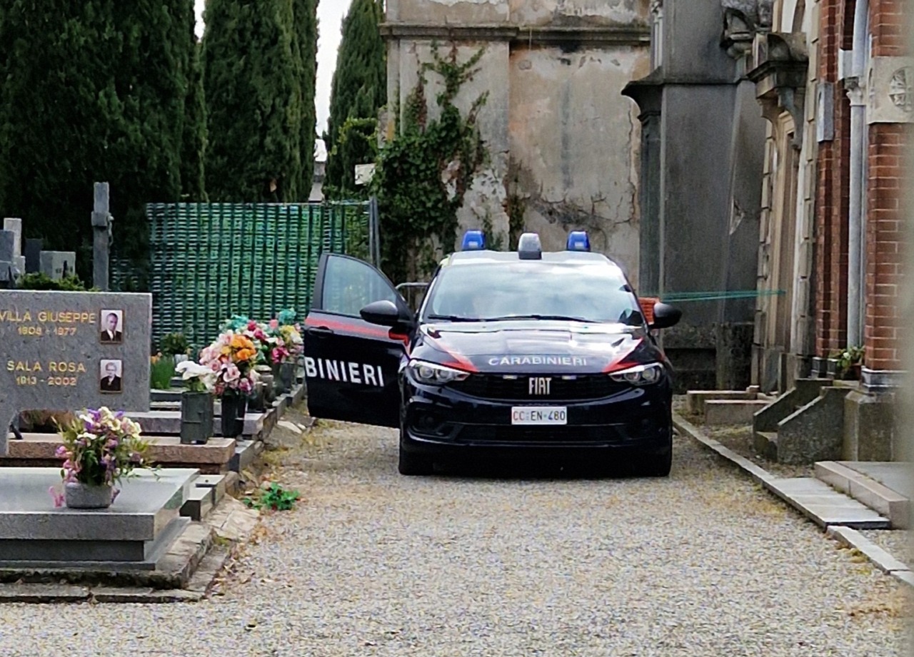 Uomo trovato senza vita al cimitero di Arcore