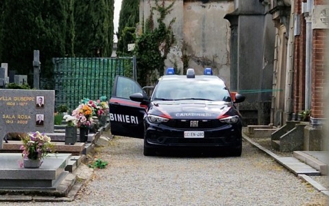 Uomo trovato senza vita al cimitero di Arcore