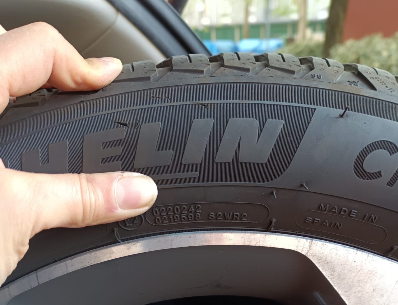 Vandali colpiscono dieci auto a Cavenago di Brianza, gomme forate