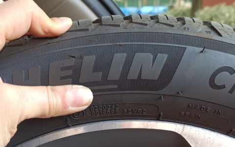 Vandali colpiscono dieci auto a Cavenago di Brianza, gomme forate