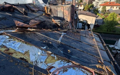 Incendio sul tetto di un condominio a Bernareggio, evacuate dodici famiglie