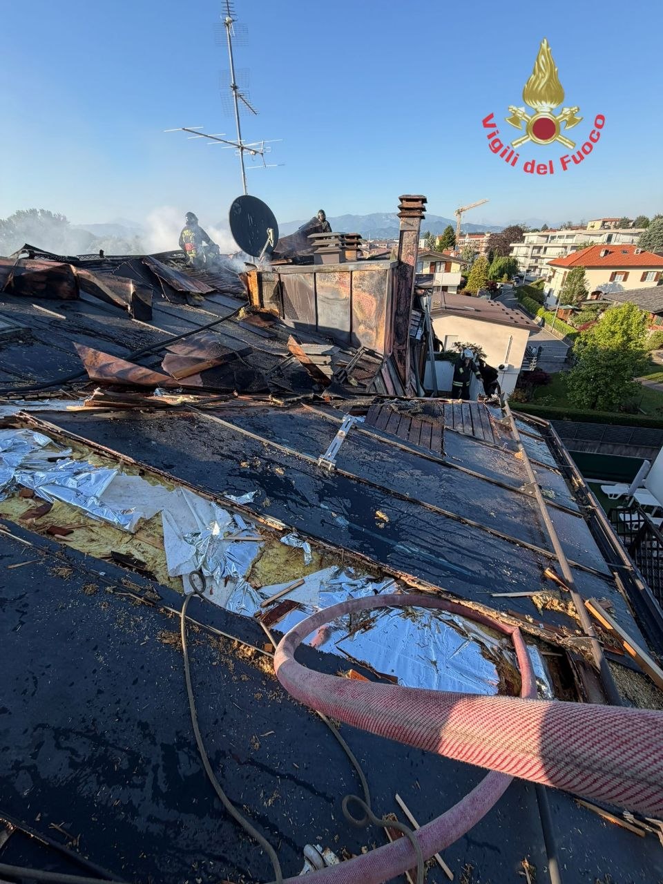 Incendio sul tetto di un condominio a Bernareggio, evacuate dodici famiglie