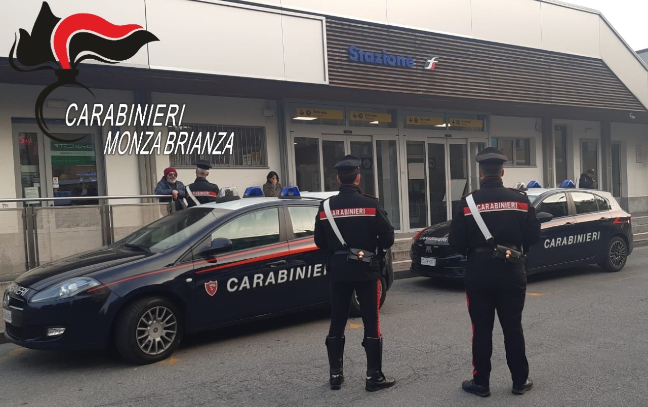 Un uomo ubriaco molesta sul treno e aggredisce i Carabinieri: arrestato