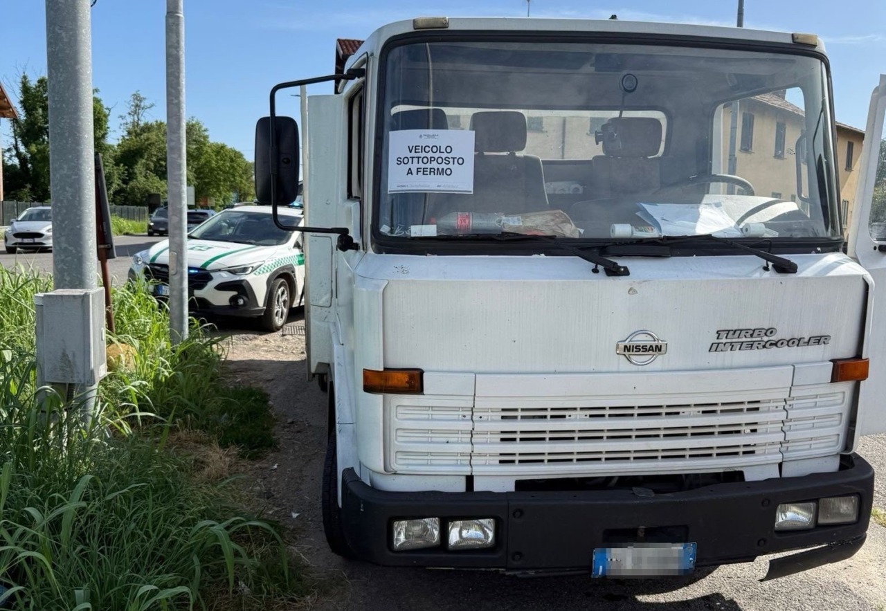 Giovane di 18 anni alla guida di un camion senza patente: maxi multa della Polizia Locale