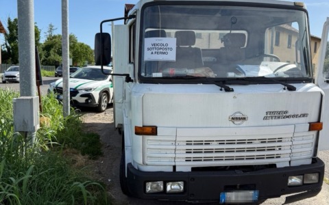 Giovane di 18 anni alla guida di un camion senza patente: maxi multa della Polizia Locale